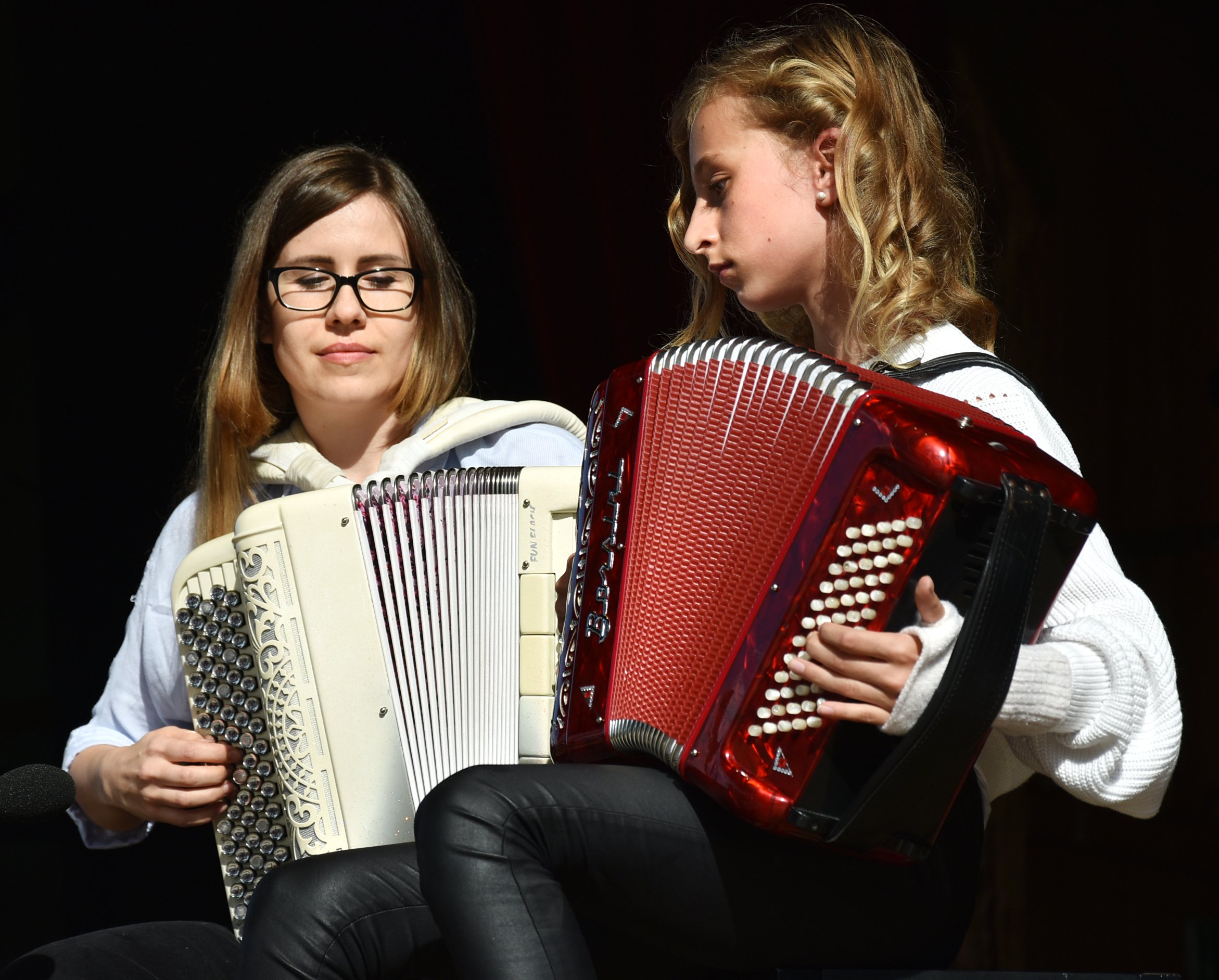 Mabel spielte gemeinsam mit ihrer Lehrerin Yvonne Grünwald, die am Sonntag auch das Familienkonzert gab.