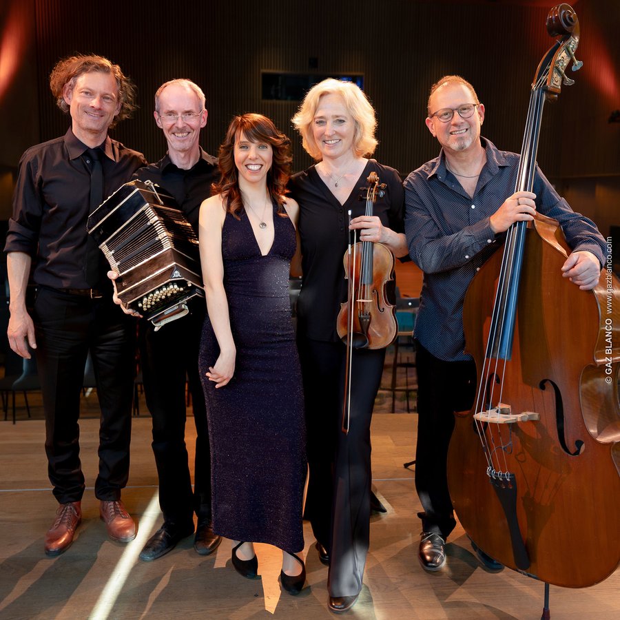 Das Cuarteto Nochero mit Catalina Sophie