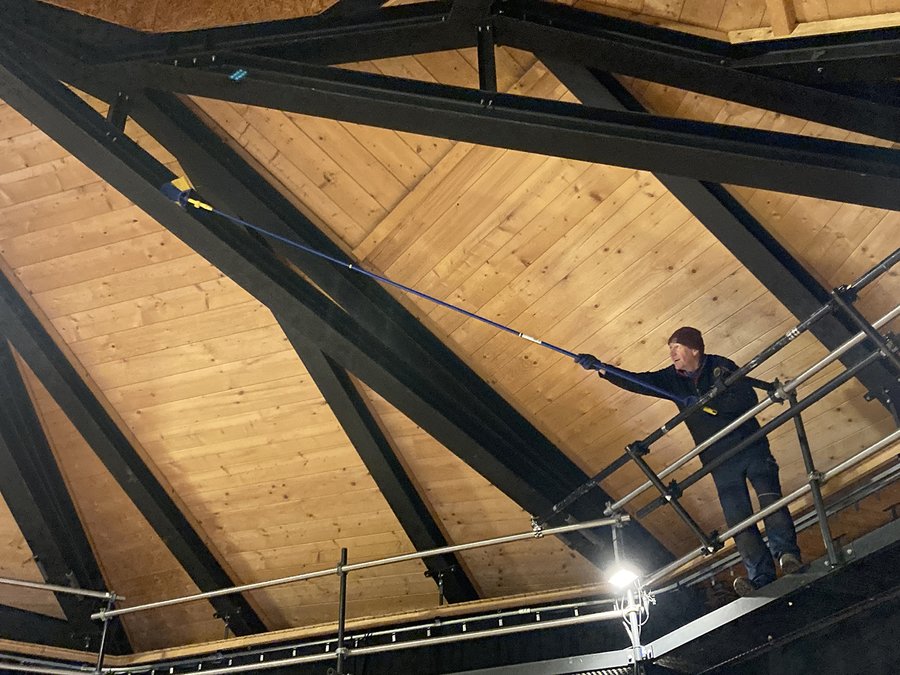 Zum Glück gibt es Teleskopstaubwedel.