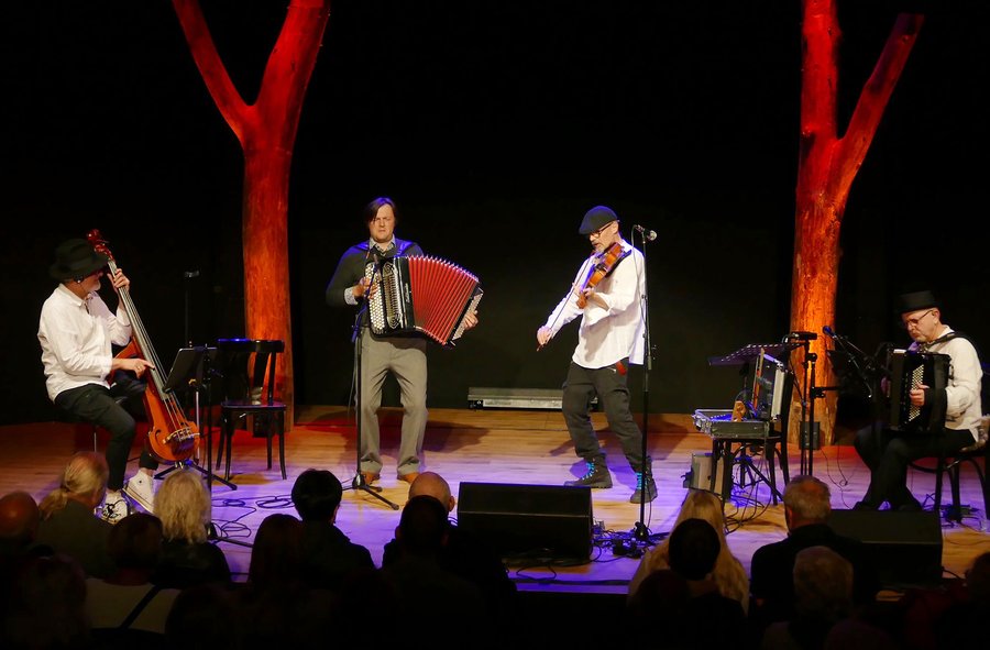 Das polnische Trio Kroke mit dem Leiter des Akkordeonfestivals, Friedrich Bassarak