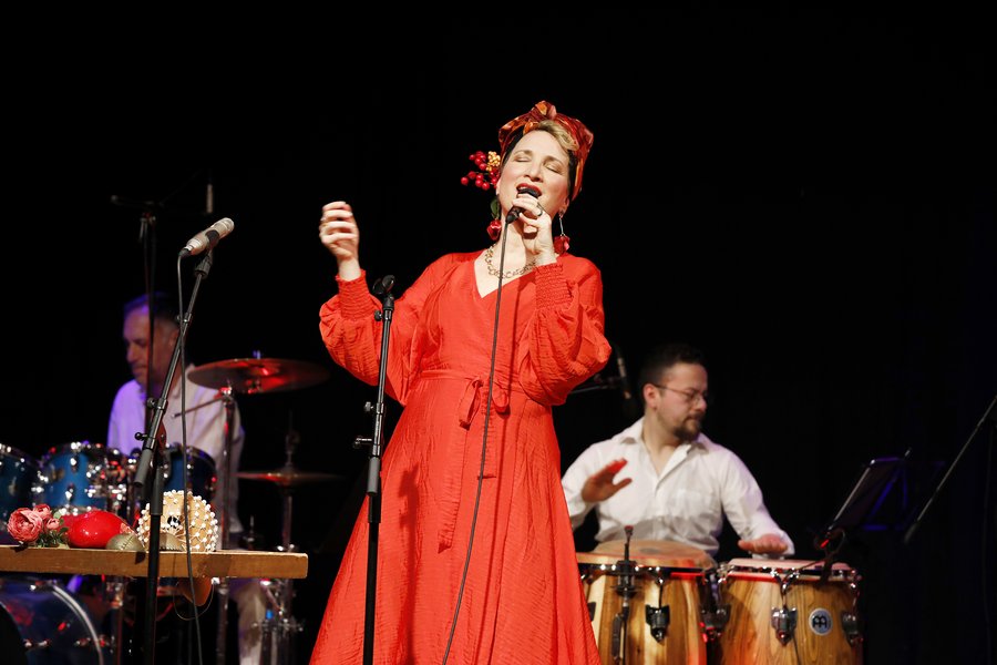 Elena Janis, Sängerin der Latin-Band Tumba-ito