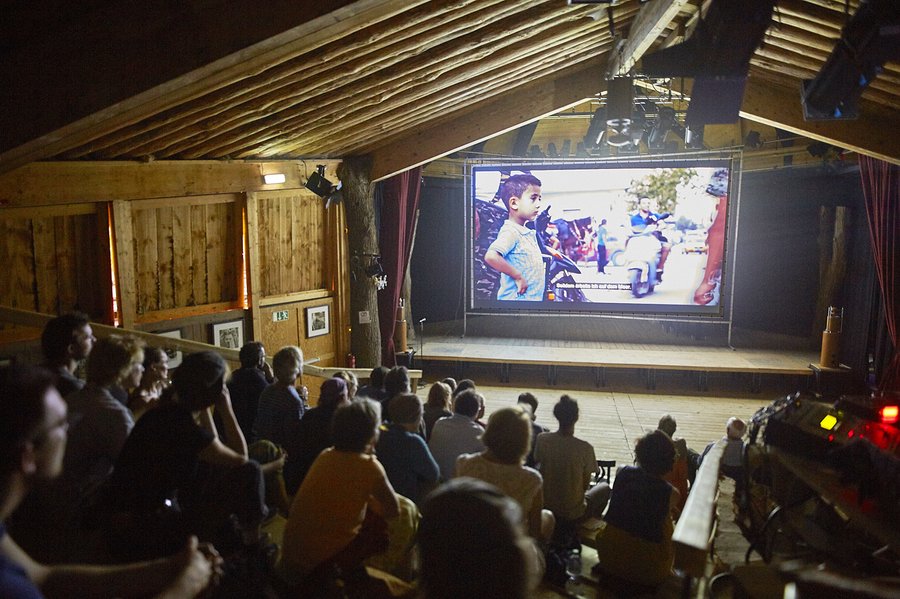 Zuschauer:innen beim OderKurz-Filmspektakel im Theater am Rand
