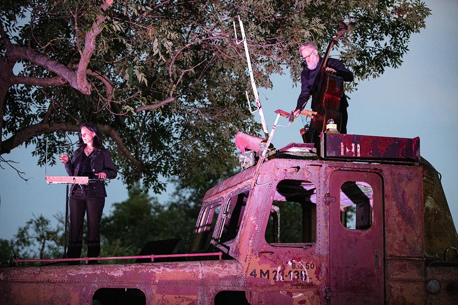 René Bornstein am Bass und Mareike Trillhaas am Theremin auf dem Theaterschiff „Sidd“
