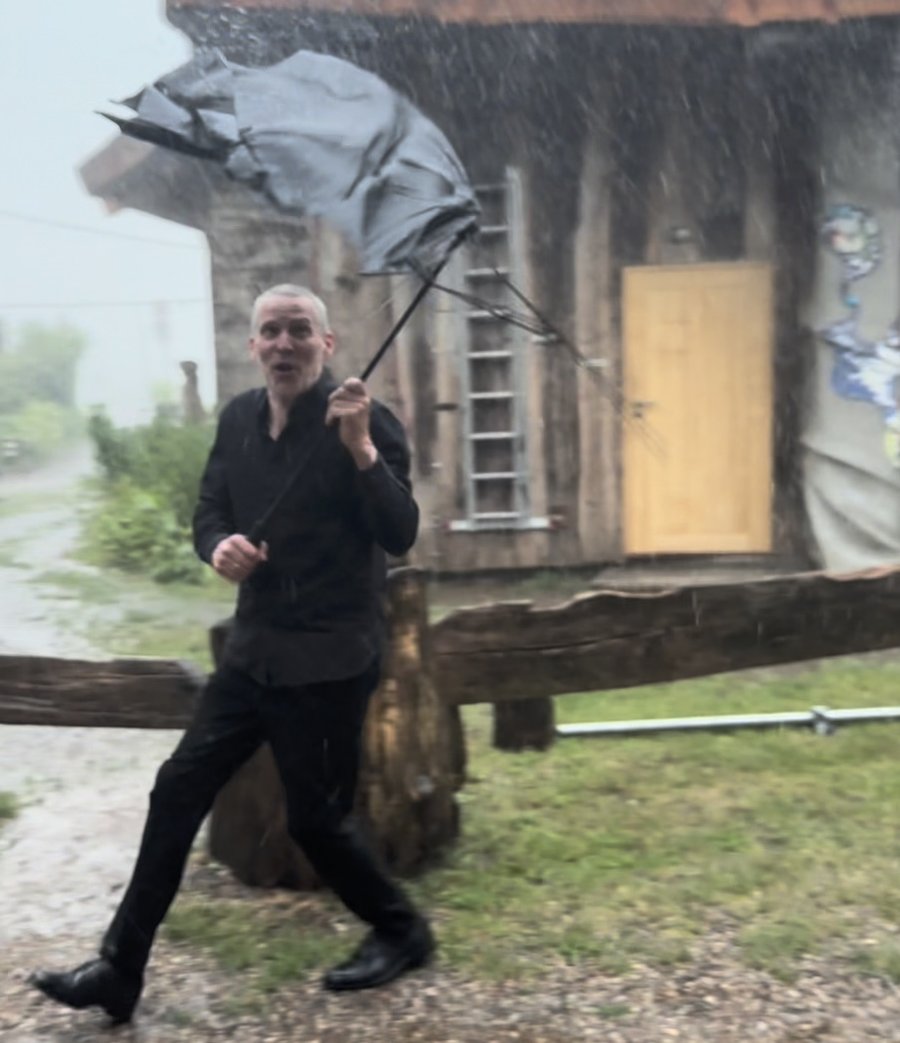 Wolfgang Torkler mit den Resten seines Regenschirms